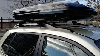 Hyundai Santa Fe with a Menabo Mania roof box