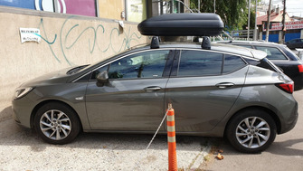 Opel Astra K hatchback (B15) cu cutie portbagaj Carbon Look 320L pe bare transversale