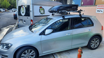 Volkswagen Golf cu cutie portbagaj Menabo Mania 320 si suport bicicleta Thule ProRide 598