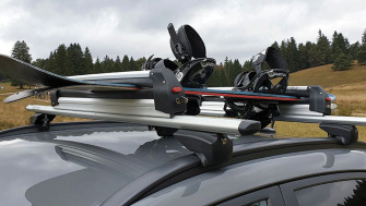 Suport schi si snowboard pe bare transversale. Cum se monteaza eficient?