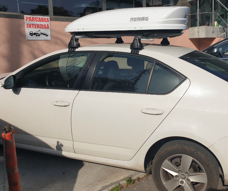Skoda Octavia III (5E) alba cu cutie portbagaj alba Menabo Mania pe bare transversale - poza 2 Skoda Octavia III (5E) alba cu cutie portbagaj alba Menabo Mania pe bare transversale - poza 2