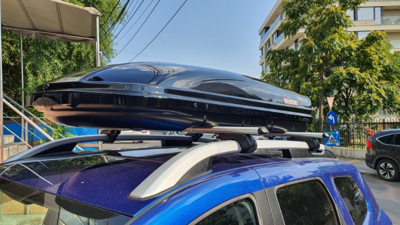Dacia Duster II (HM) cu bare Menabo Brio si cutie portbagaj Menabo Mania 460 ABS Black negru lucios - poza 2 Dacia Duster II (HM) cu bare Menabo Brio si cutie portbagaj Menabo Mania 460 ABS Black negru lucios - poza 2