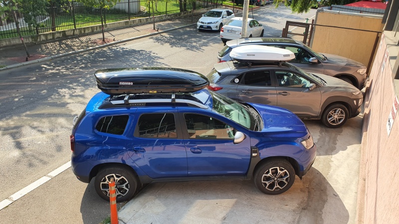 Dacia Duster II (HM) cu bare Menabo Brio si cutie portbagaj Menabo Mania 460 ABS Black negru lucios - poza 4 Dacia Duster II (HM) cu bare Menabo Brio si cutie portbagaj Menabo Mania 460 ABS Black negru lucios - poza 4