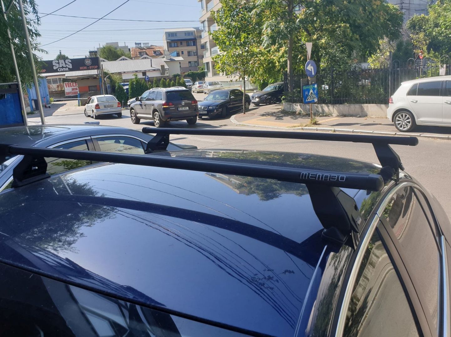 Volkswagen Passat B6 sedan albastru cu bare transversale Menabo Tema Otel si cutie portbagaj Menabo Mania 460 - poza 4
