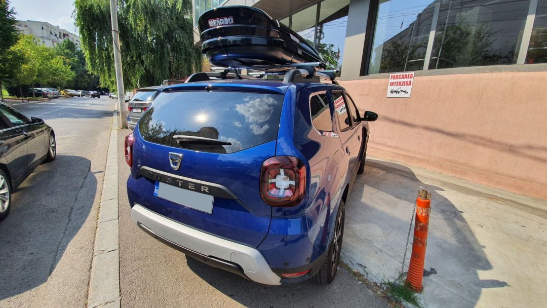 Dacia Duster II (HM) cu bare Menabo Brio si cutie portbagaj Menabo Mania 460 ABS Black negru lucios - poza 7 Dacia Duster II (HM) cu bare Menabo Brio si cutie portbagaj Menabo Mania 460 ABS Black negru lucios - poza 7