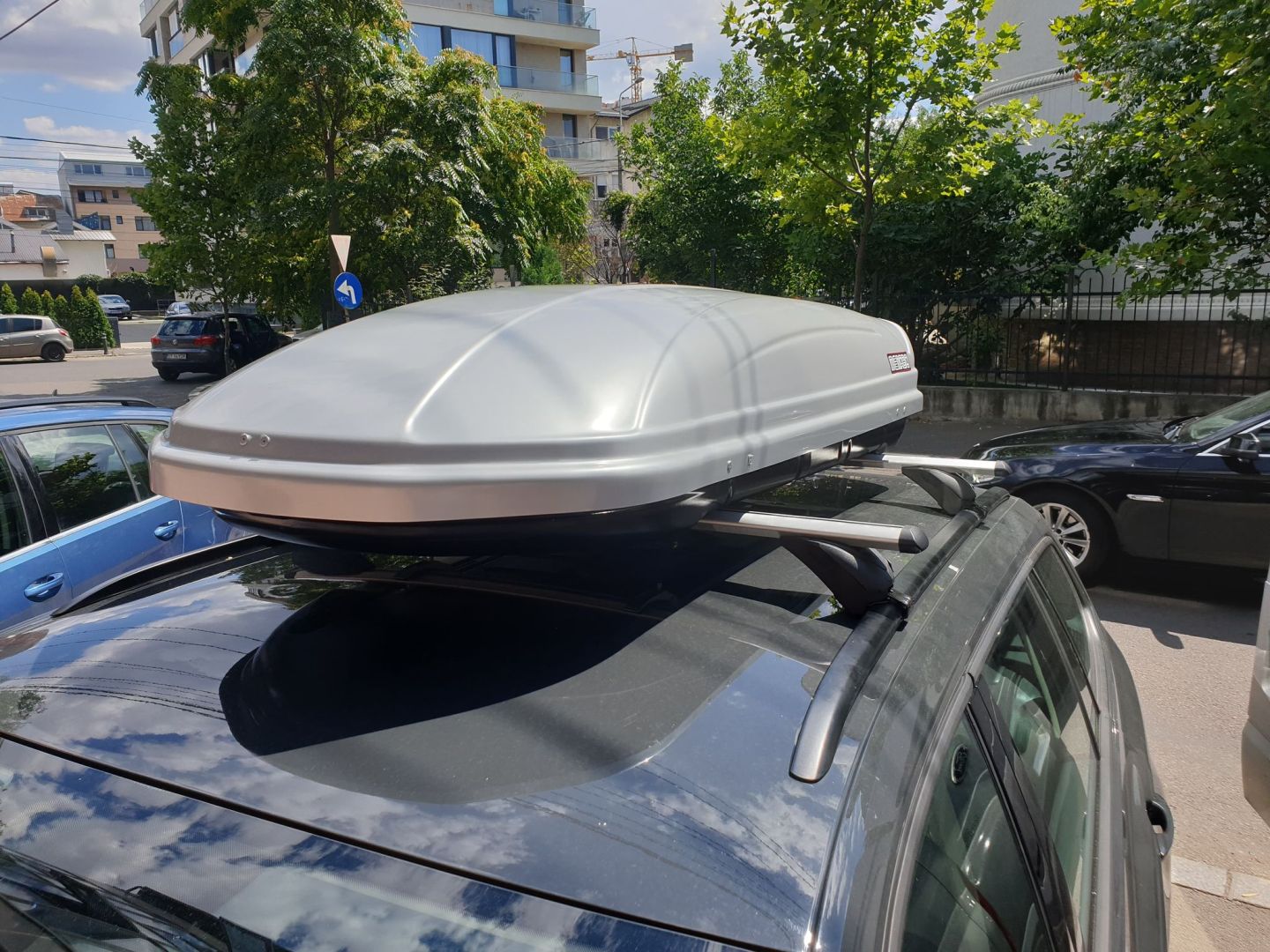Volkswagen Passat argintiu cu bare transversale K39 King si cutie portbagaj alba Menabo Mania pe plafon - poza 6