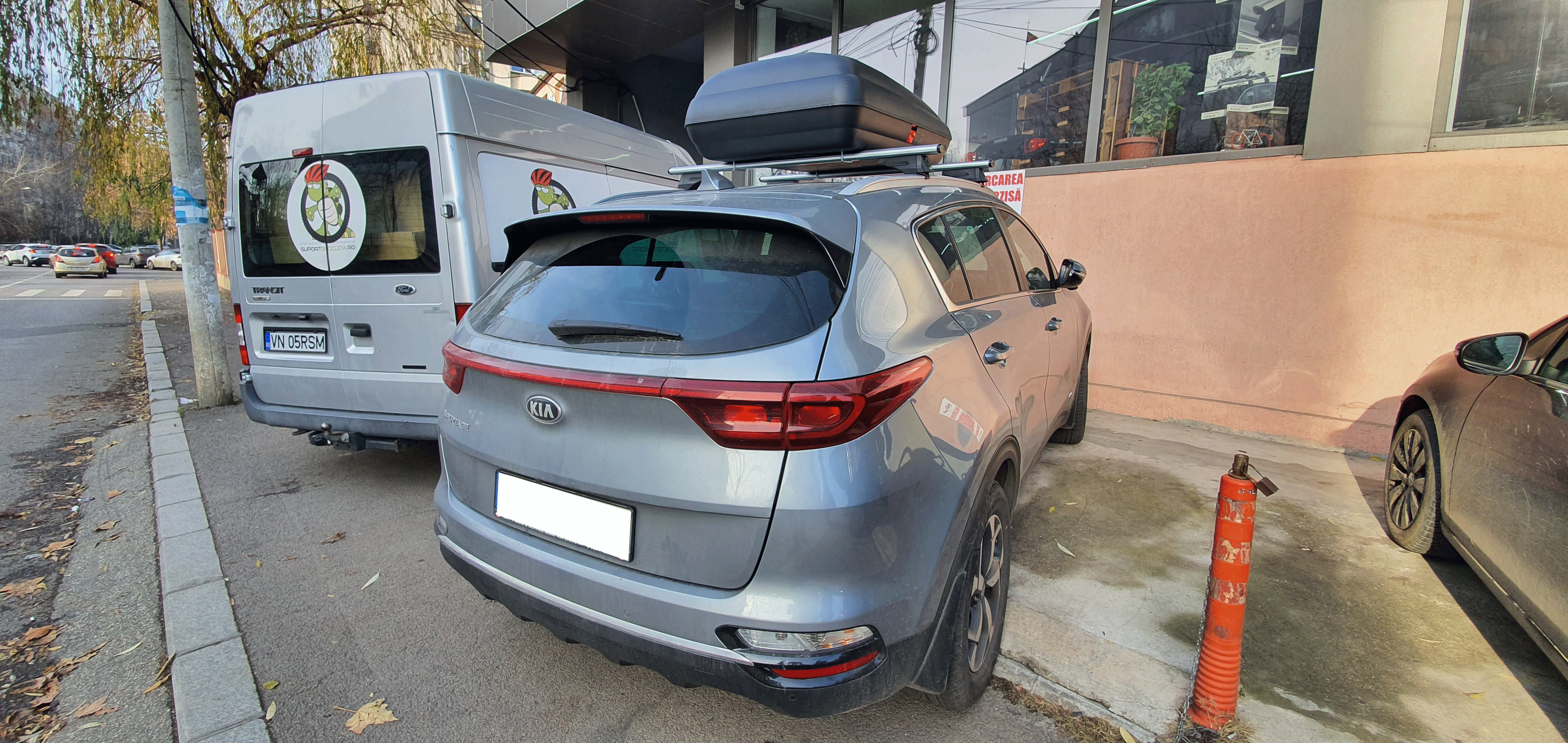 Kia Sportage SL cu bare transversale Menabo Leopard Silver XL si cutie portbagaj Carbon Look 320L neagra mata - poza 4