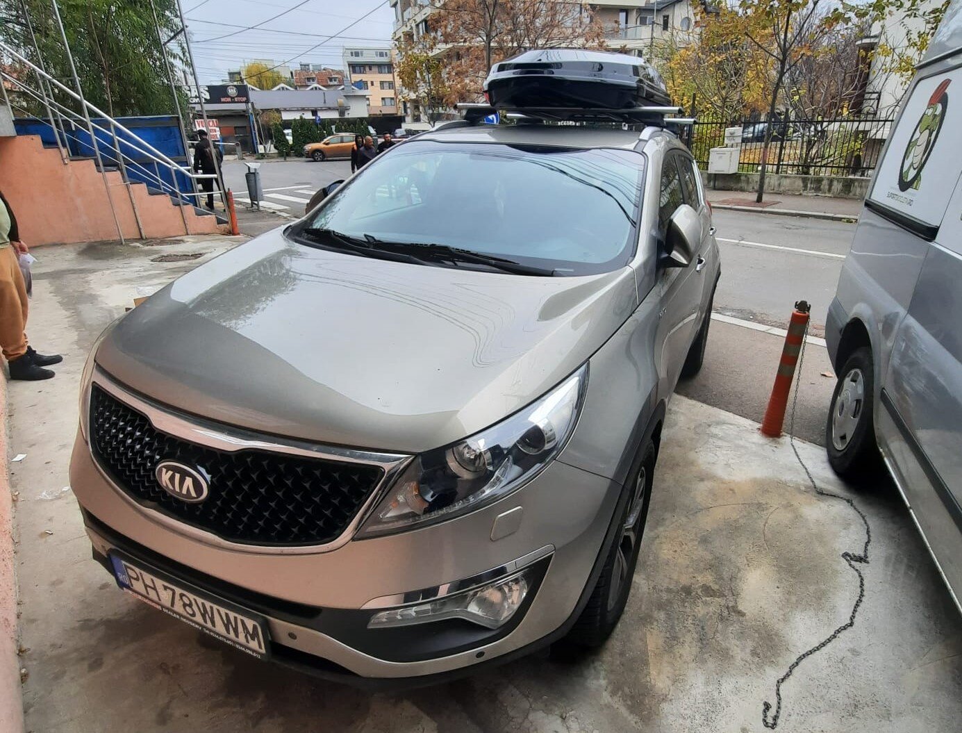 Kia Sportage SL facelift cu bare transversale Menabo Tiger Silver si cutie portbagaj Menabo Diamond 450 Black - poza 2 Kia Sportage SL facelift cu bare transversale Menabo Tiger Silver si cutie portbagaj Menabo Diamond 450 Black - poza 2