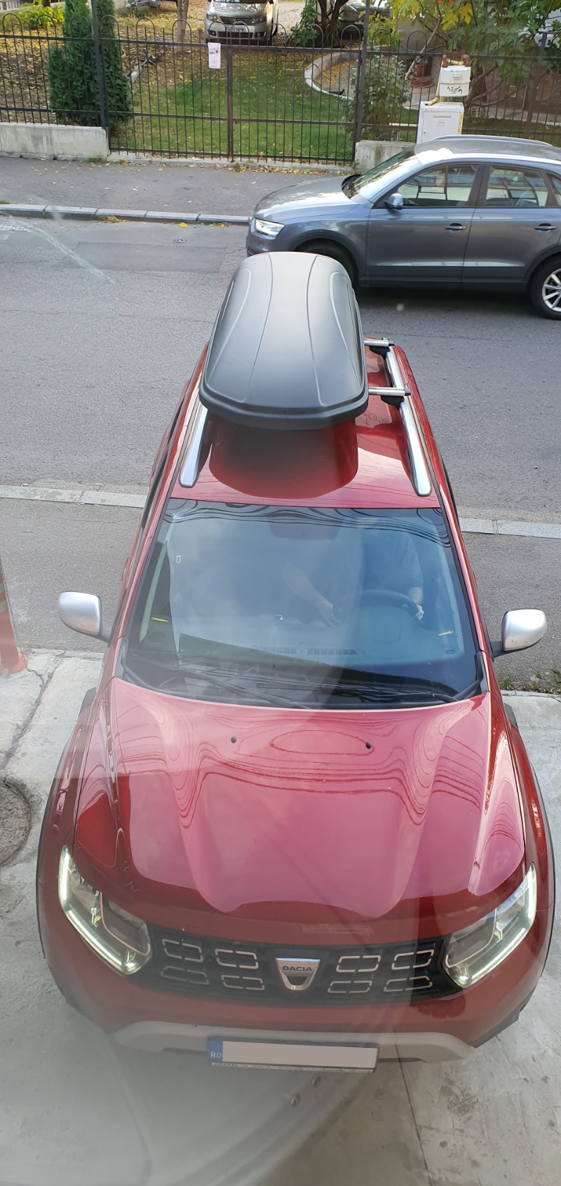 Dacia Duster II (HM) cu bare Menabo Brio si cutie portbagaj Menabo Mania 460 ABS Black negru lucios - poza 9 Dacia Duster II (HM) cu bare Menabo Brio si cutie portbagaj Menabo Mania 460 ABS Black negru lucios - poza 9