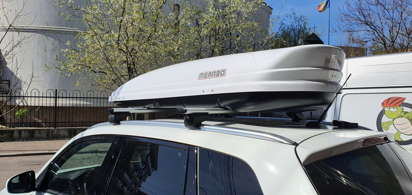 Suzuki Vitara LY cu bare transversale Menabo Lince Silver si cutie portbagaj Menabo Mania 400 White pe plafon - poza 8 Suzuki Vitara LY cu bare transversale Menabo Lince Silver si cutie portbagaj Menabo Mania 400 White pe plafon - poza 8
