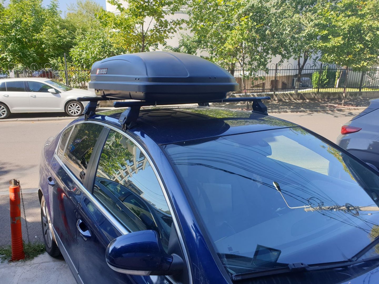 Volkswagen Passat B6 sedan albastru cu bare transversale Menabo Tema Otel si cutie portbagaj Menabo Mania 460 - poza 5