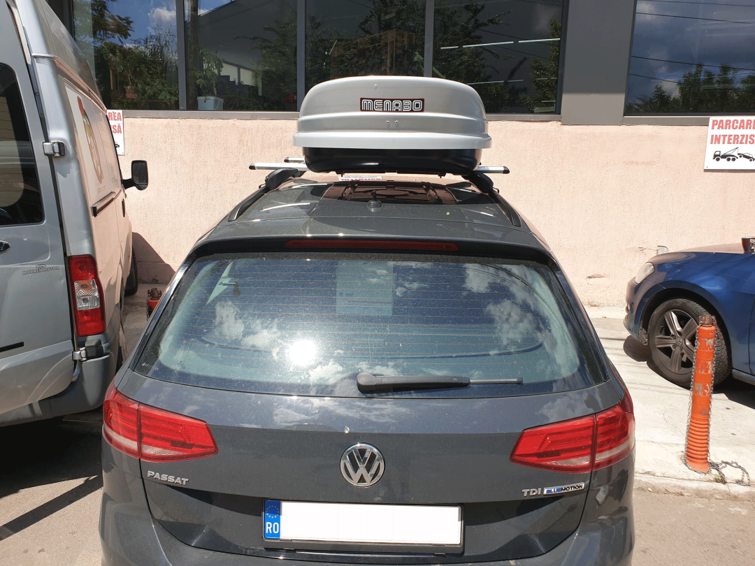 Volkswagen Passat argintiu cu bare transversale K39 King si cutie portbagaj alba Menabo Mania pe plafon - poza 10