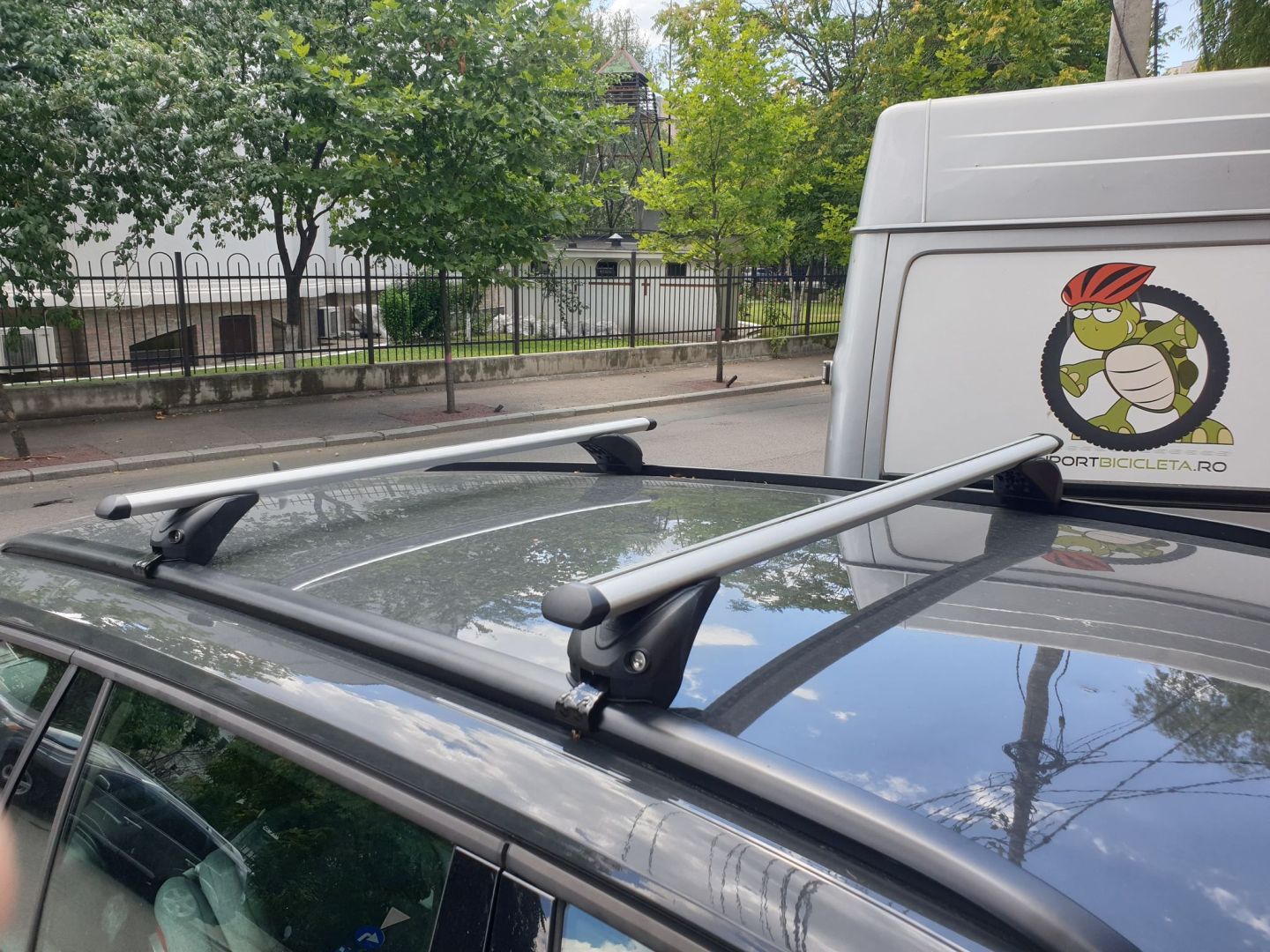 Volkswagen Passat argintiu cu bare transversale K39 King si cutie portbagaj alba Menabo Mania pe plafon - poza 2