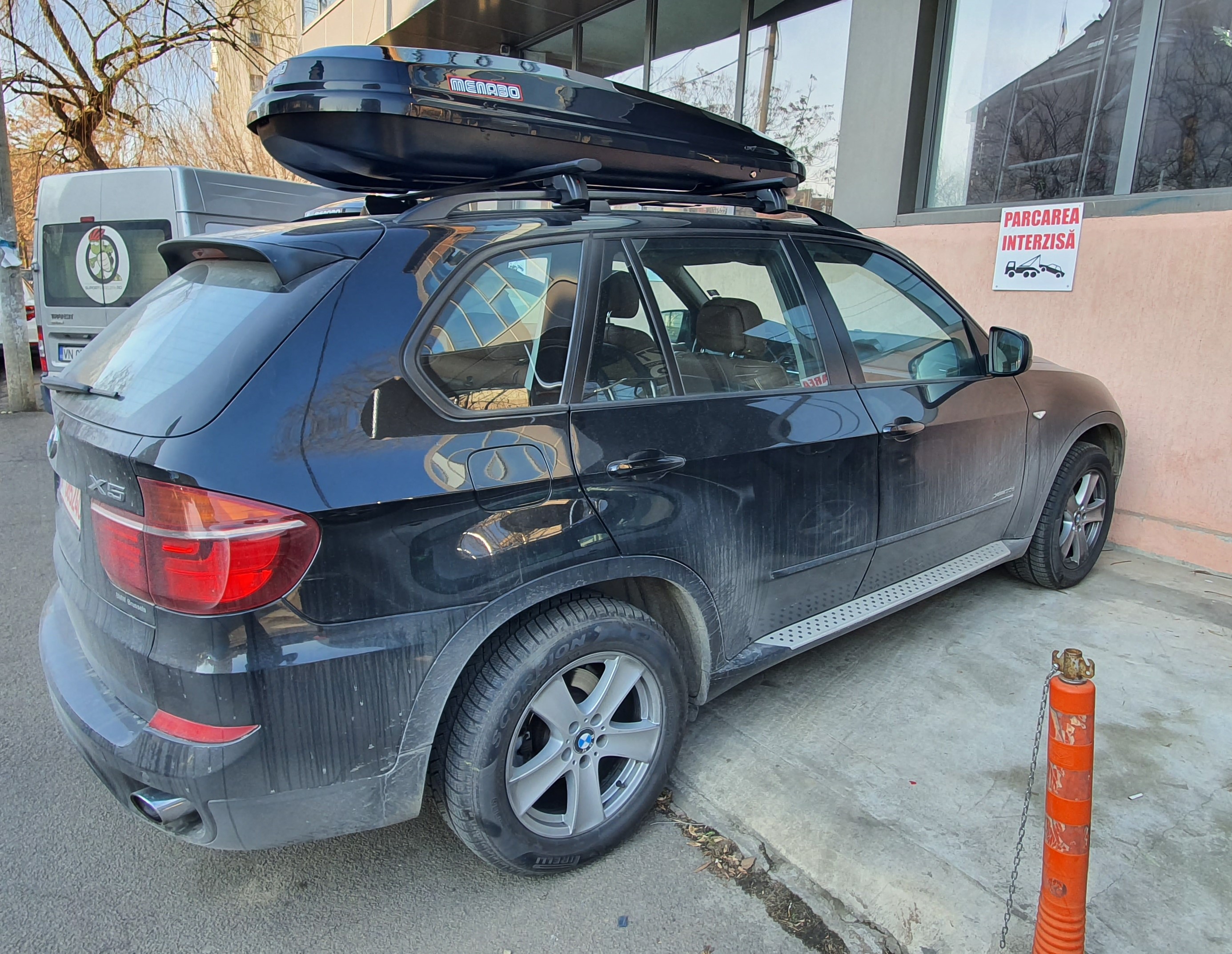 BMW X5 E70 cu bare transversale Menabo Jackson si cutie portbagaj Menabo Diamond DUO 450 Black - poza 5 BMW X5 E70 cu bare transversale Menabo Jackson si cutie portbagaj Menabo Diamond DUO 450 Black - poza 5