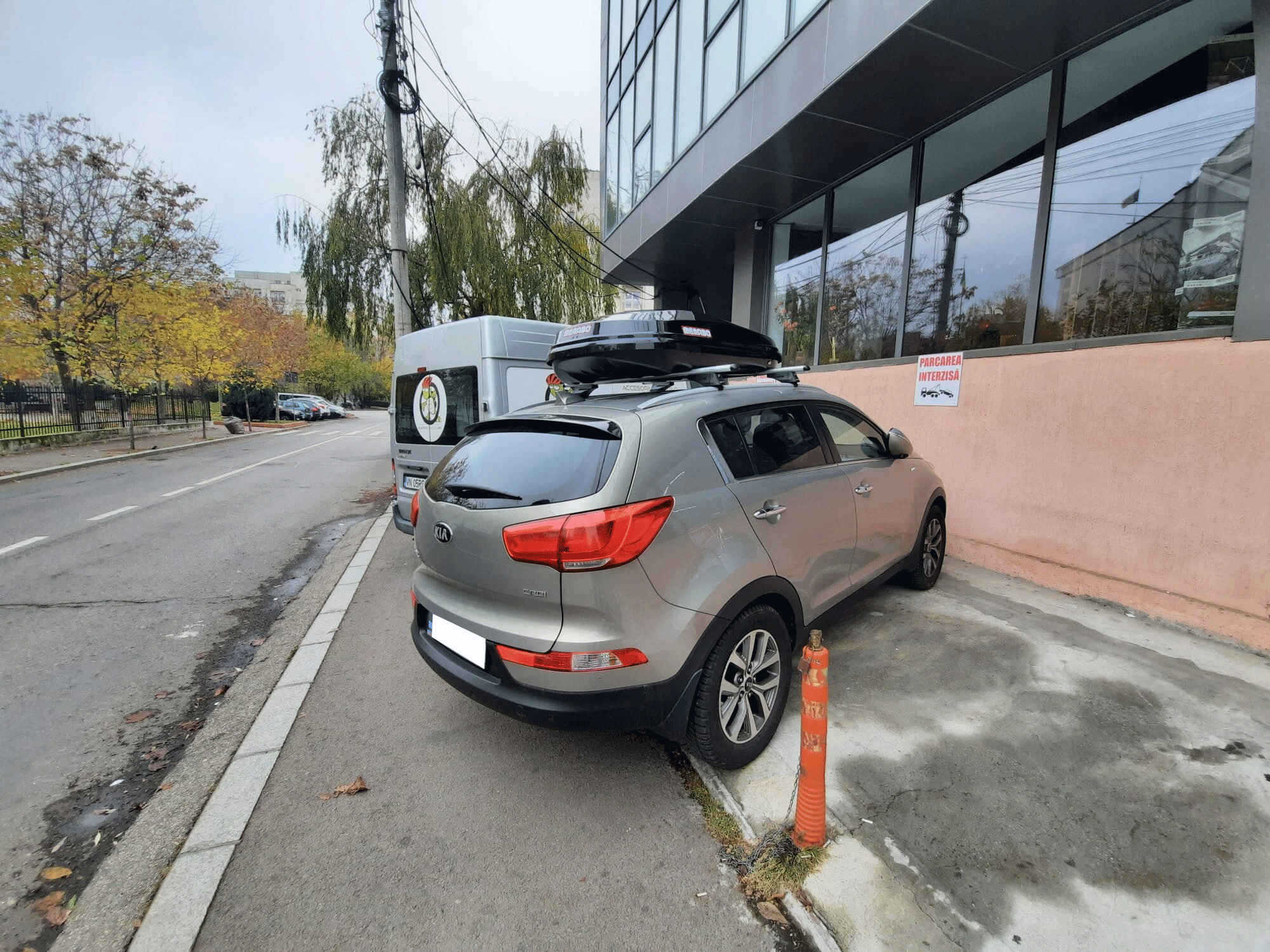 Kia Sportage SL facelift cu bare transversale Menabo Tiger Silver si cutie portbagaj Menabo Diamond 450 Black - poza 5 Kia Sportage SL facelift cu bare transversale Menabo Tiger Silver si cutie portbagaj Menabo Diamond 450 Black - poza 5