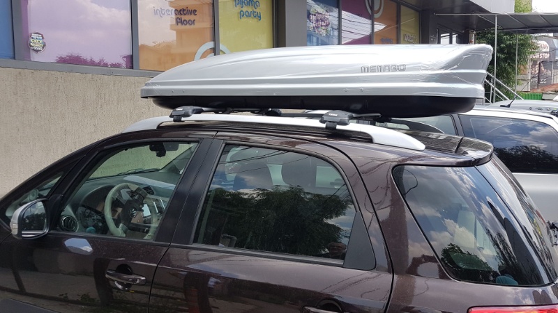Suzuki SX4 generatia 1 (GY) hatchback cu bare transversale si cutie portbagaj Menabo Mania 460 Silver - poza 1 Suzuki SX4 generatia 1 (GY) hatchback cu bare transversale si cutie portbagaj Menabo Mania 460 Silver - poza 1