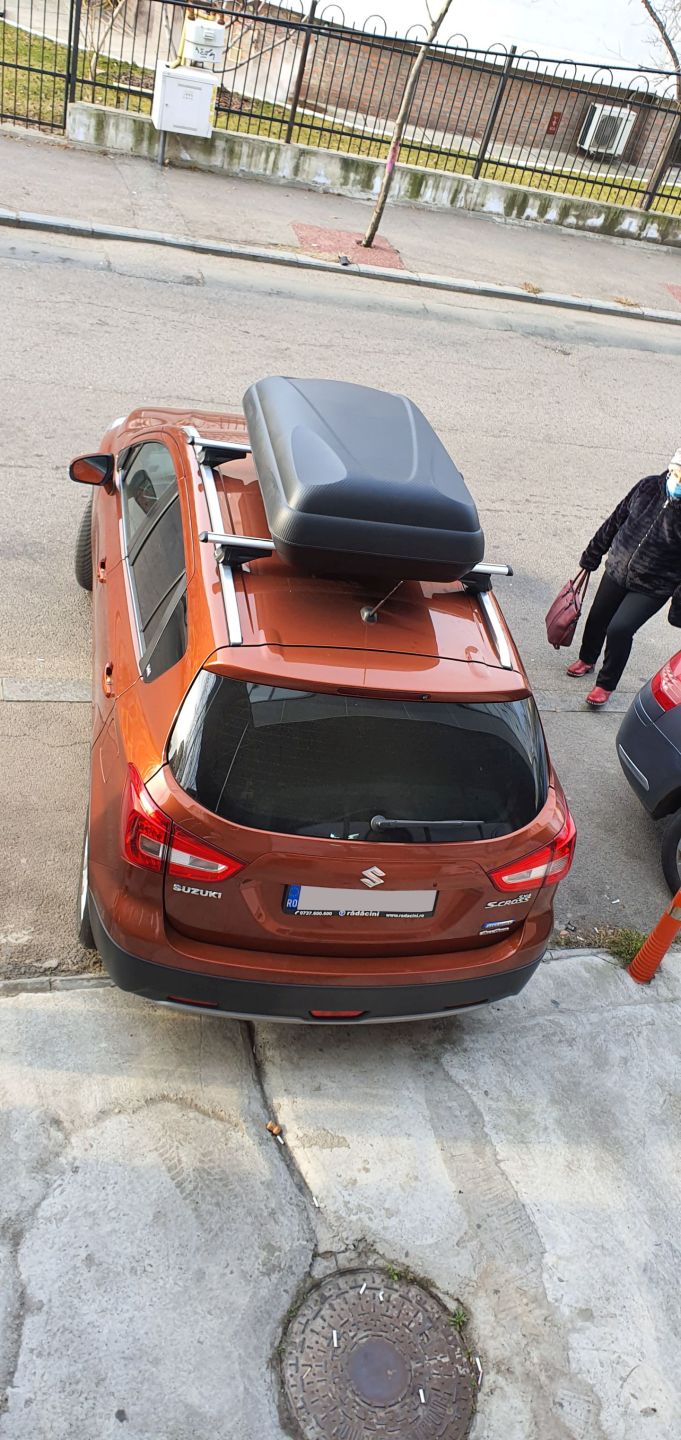Suzuki SX4 S-Cross JY facelift cu bare transversale Menabo Tiger Silver si cutie portbagaj Carbon Look 320L - poza 5 Suzuki SX4 S-Cross JY facelift cu bare transversale Menabo Tiger Silver si cutie portbagaj Carbon Look 320L - poza 5