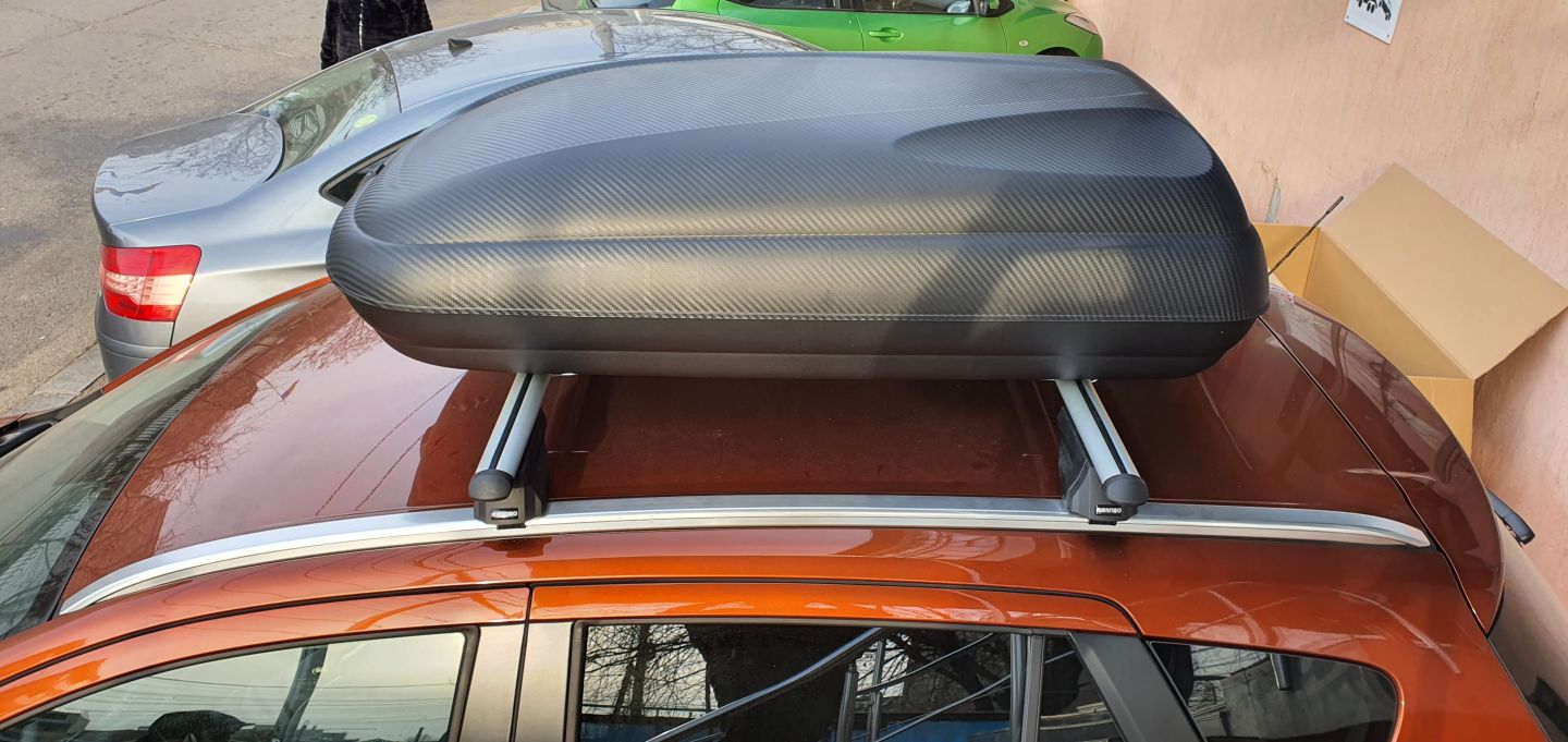 Suzuki SX4 S-Cross JY facelift cu bare transversale Menabo Tiger Silver si cutie portbagaj Carbon Look 320L - poza 1 Suzuki SX4 S-Cross JY facelift cu bare transversale Menabo Tiger Silver si cutie portbagaj Carbon Look 320L - poza 1