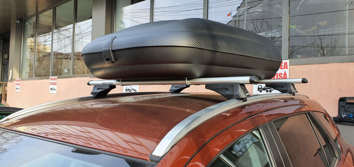 Suzuki SX4 S-Cross JY facelift cu bare transversale Menabo Tiger Silver si cutie portbagaj Carbon Look 320L - poza 2 Suzuki SX4 S-Cross JY facelift cu bare transversale Menabo Tiger Silver si cutie portbagaj Carbon Look 320L - poza 2