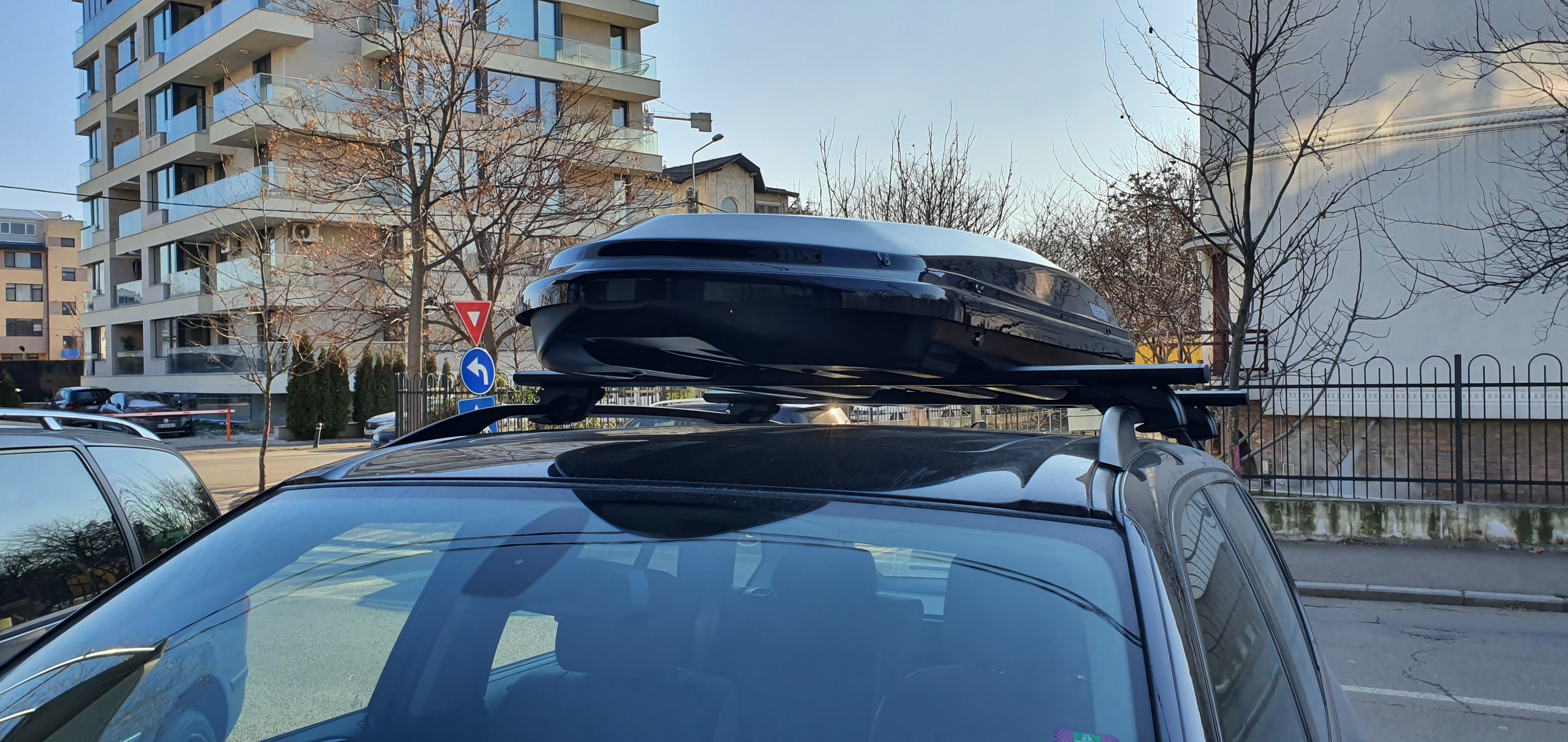 BMW X5 E70 cu bare transversale Menabo Jackson si cutie portbagaj Menabo Diamond DUO 450 Black - poza 2 BMW X5 E70 cu bare transversale Menabo Jackson si cutie portbagaj Menabo Diamond DUO 450 Black - poza 2