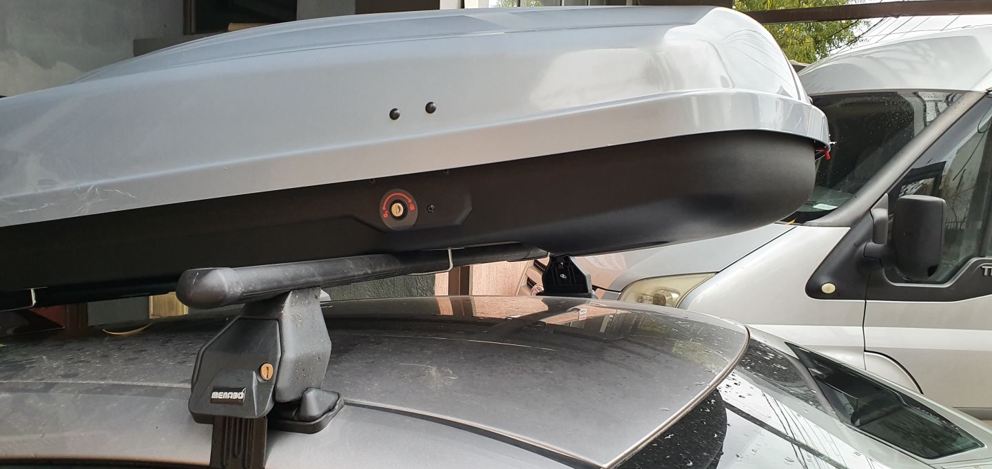 Toyota C-HR generatia 1 cu bare Menabo Tema Otel si cutie portbagaj Fabbri Nova 430 gri pe plafon - poza 4 Toyota C-HR generatia 1 cu bare Menabo Tema Otel si cutie portbagaj Fabbri Nova 430 gri pe plafon - poza 4