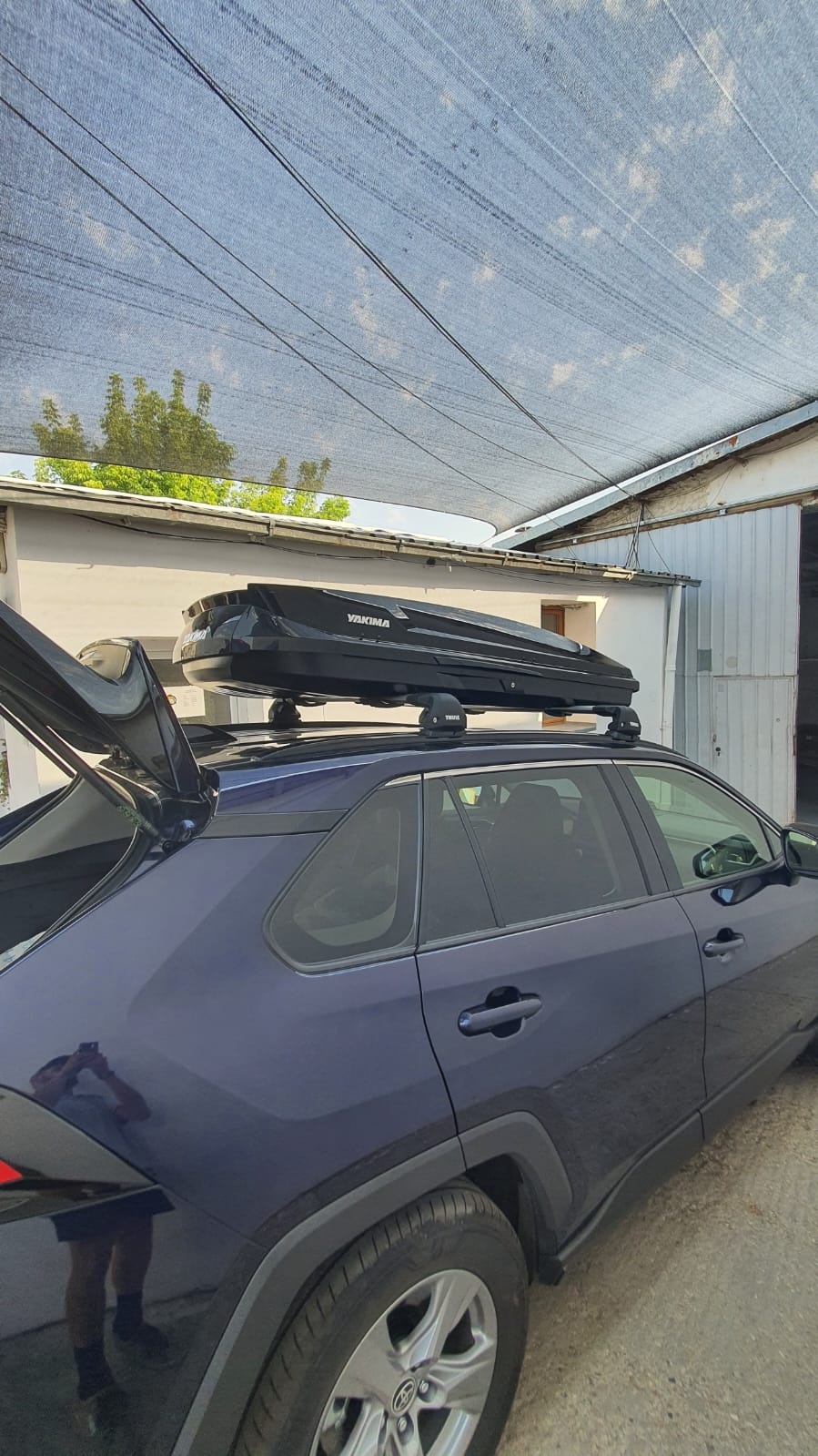 Toyota RAV4 bare portbagaj Thule Edge Clamp Black si cutie