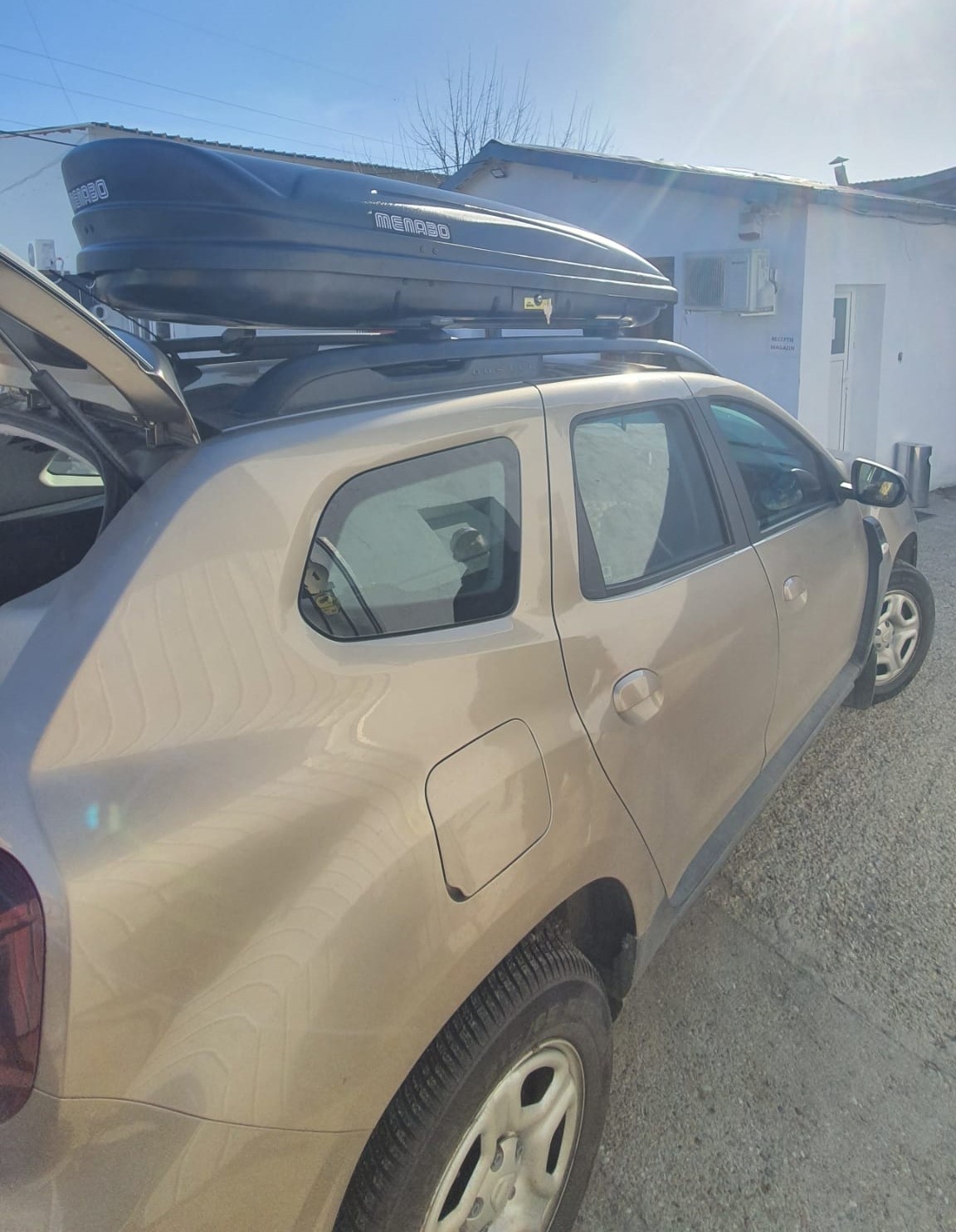 Dacia Duster II (HM) cu cutie portbagaj Menabo Marathon Dark 460 L pe bare transversale - poza 4 Dacia Duster II (HM) cu cutie portbagaj Menabo Marathon Dark 460 L pe bare transversale - poza 4