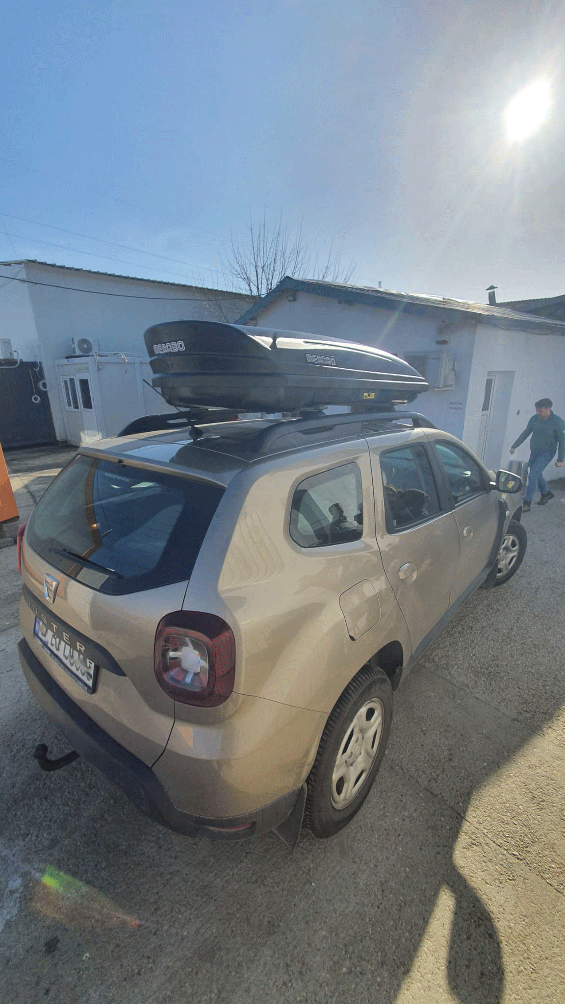 Dacia Duster II (HM) cu cutie portbagaj Menabo Marathon Dark 460 L pe bare transversale - poza 6 Dacia Duster II (HM) cu cutie portbagaj Menabo Marathon Dark 460 L pe bare transversale - poza 6
