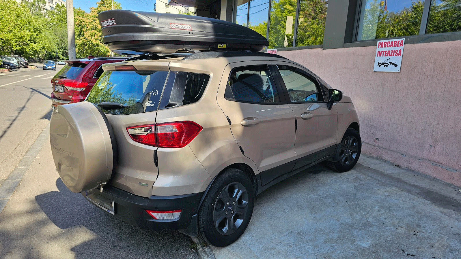 Ford EcoSport facelift bej cu cutie portbagaj Menabo Marathon Dark 460 pe bare transversale - poza 2 Ford EcoSport facelift bej cu cutie portbagaj Menabo Marathon Dark 460 pe bare transversale - poza 2