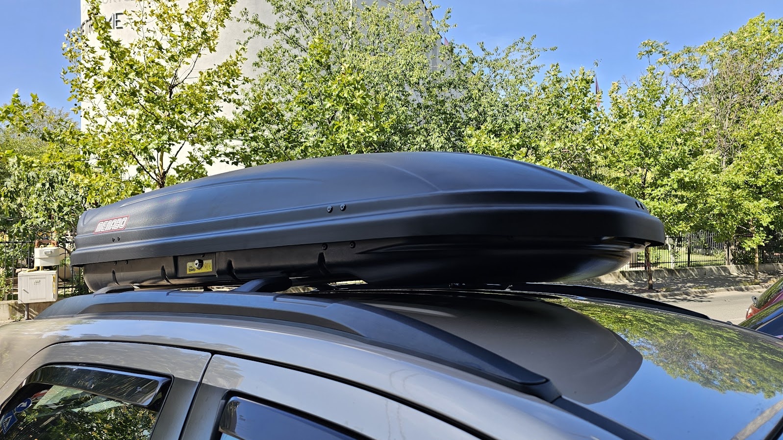 Ford EcoSport facelift bej cu cutie portbagaj Menabo Marathon Dark 460 pe bare transversale - poza 1 Ford EcoSport facelift bej cu cutie portbagaj Menabo Marathon Dark 460 pe bare transversale - poza 1