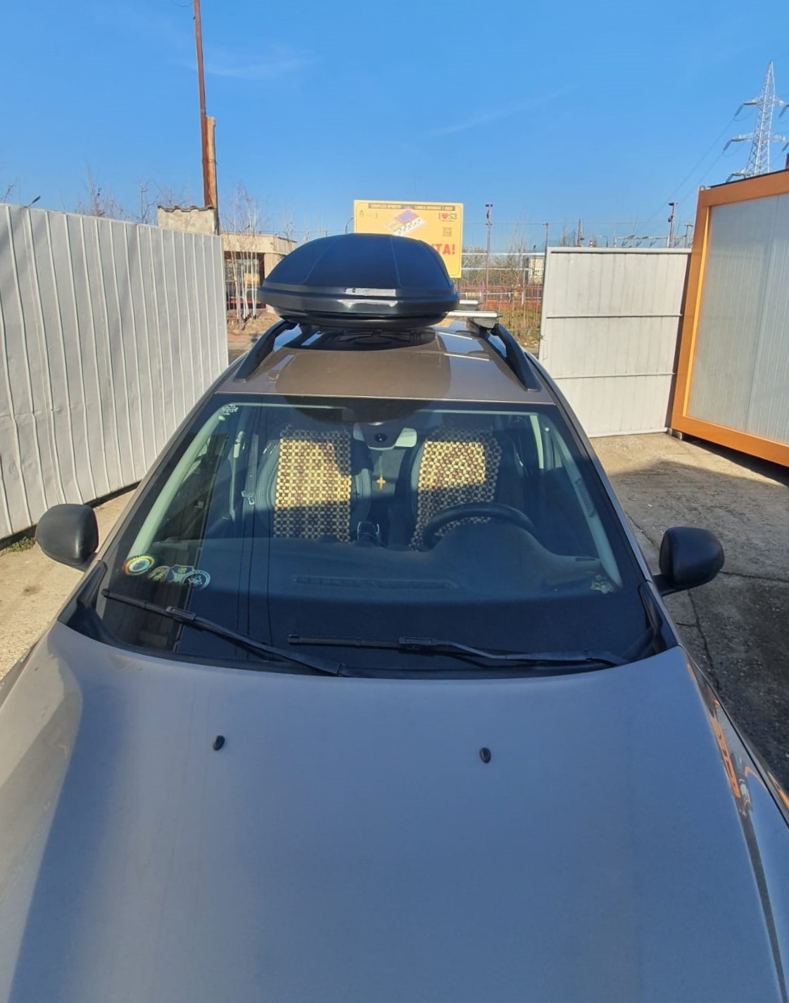 Dacia Duster II (HM) cu cutie portbagaj Menabo Marathon Dark 460 L pe bare transversale - poza 5 Dacia Duster II (HM) cu cutie portbagaj Menabo Marathon Dark 460 L pe bare transversale - poza 5