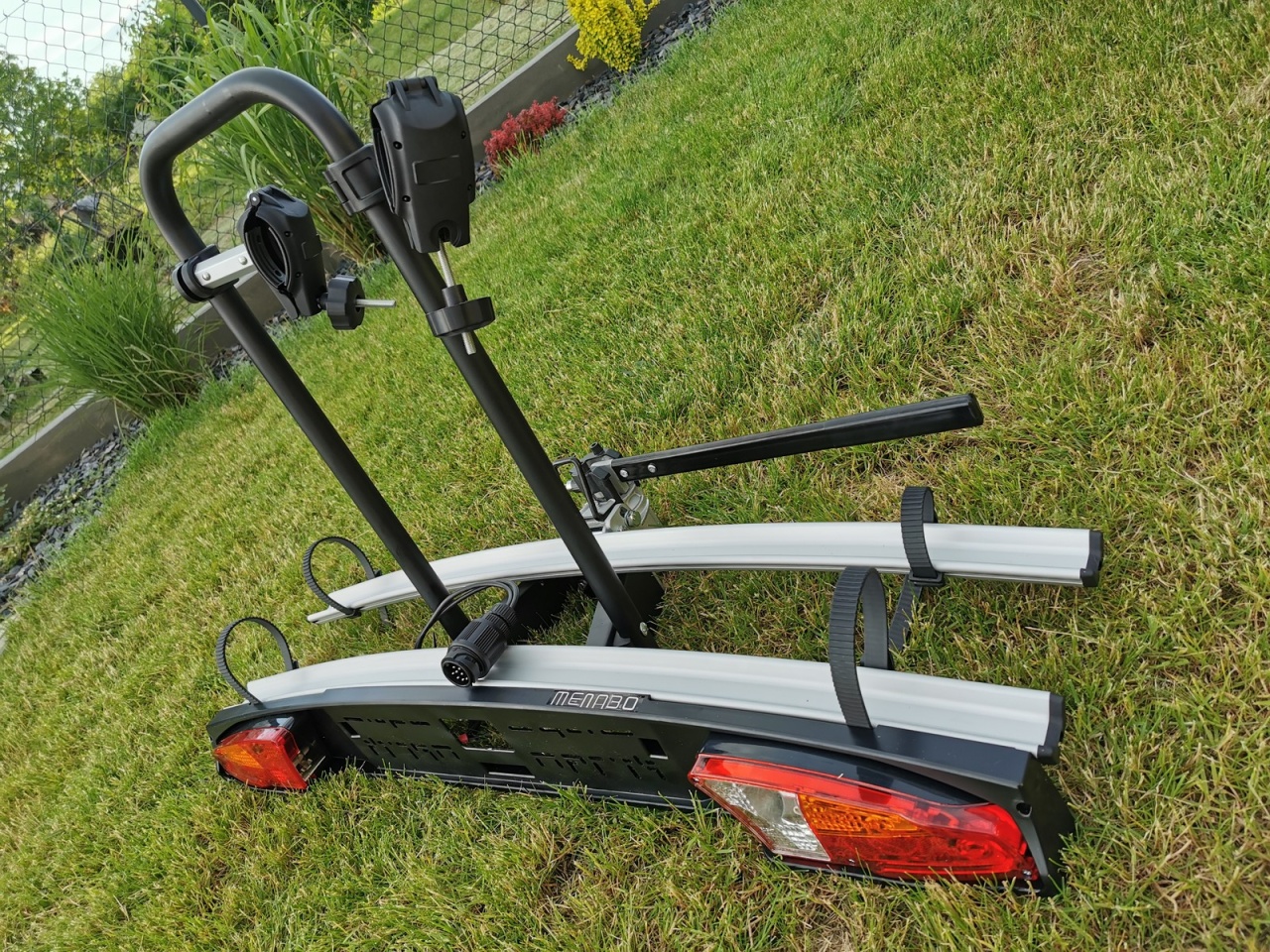 Suport biciclete Menabo Merak Rapid pentru 2 biciclete cu prindere pe carligul de remorcare