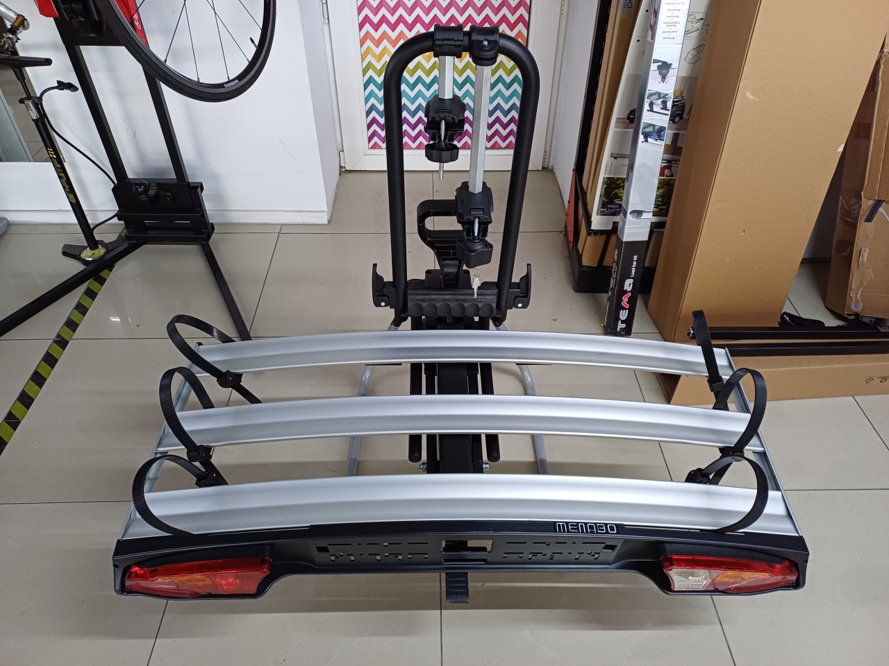 Suport biciclete Menabo Alcor 3 pentru 3 biciclete cu prindere pe carligul de remorcare - 1 | YEO