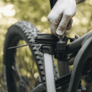 Suport biciclete Thule Epos 3 + Cutie portbagaj Thule Santu cu prindere pe carligul de remorcare (13pini)- pentru 3 biciclete - Img 9