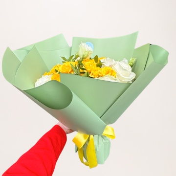 Buchet cu trandafiri galbeni si albi – eleganta si optimism - Img 2
