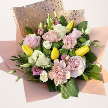 Buchet elegant cu trandafiri pastel și lalele galbene