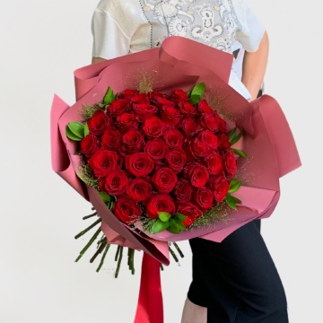 Buchet de 45 trandafiri roșii - "Eleganță și Romantism"