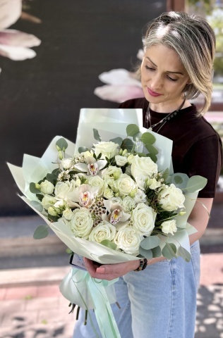 Buchet Elegant cu Trandafiri Albi, Orhidee Cymbidium și Eucalipt – Pure White