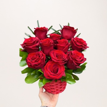 Cos cu 9 Trandafiri Rosii – Cadou Romantic