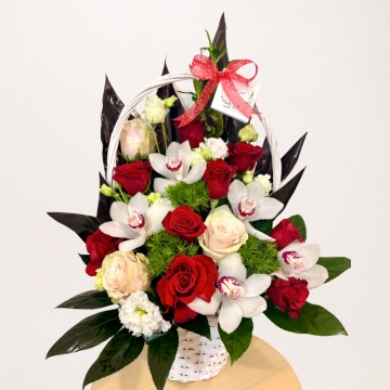Cos elegant cu trandafiri rosii si orhidee Cymbidium