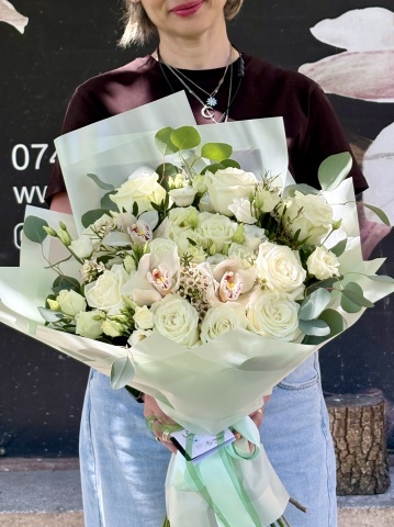 Buchet Elegant cu Trandafiri Albi, Orhidee Cymbidium și Eucalipt – Pure White - Img 2