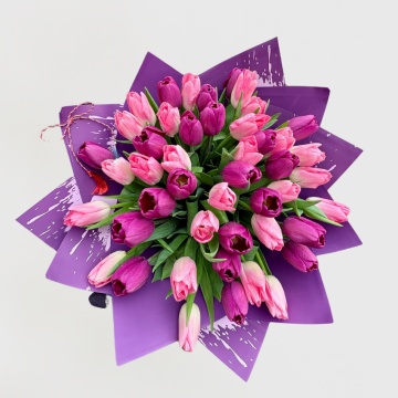 Buchet Elegant de 50 Lalele Roz și Mov