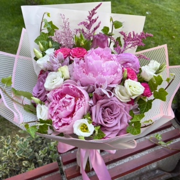 Buchet romantic cu bujori și trandafiri