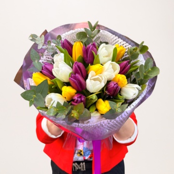 Buchet vibrant cu 21 lalele multicolore si eucalipt – prospetime si eleganta