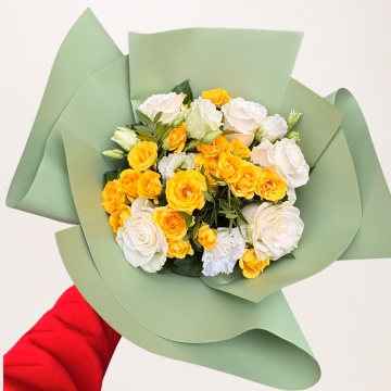 Buchet cu trandafiri galbeni si albi – eleganta si optimism
