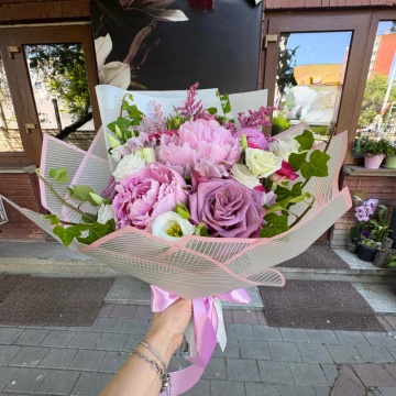 Buchet romantic cu bujori și trandafiri - Img 2