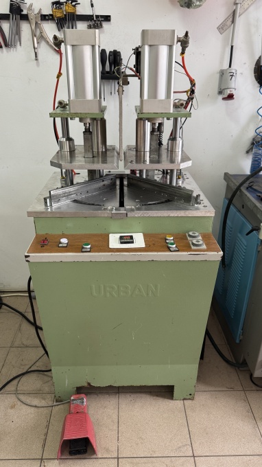 URBAN AKS 1020 – Mașină de sudat cu un cap 0.2mm