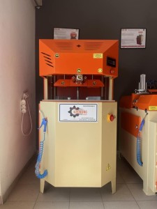 KRG 601 Automatic deburring machine (4 cutters) with automatic recognition of door frame and sash profiles (3 cutter units)