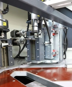 APEX AUTO – Presă automată pentru colțuri din aluminiu cu control servo - Img 3