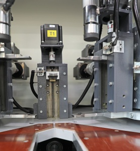 APEX AUTO – Presă automată pentru colțuri din aluminiu cu control servo - Img 4